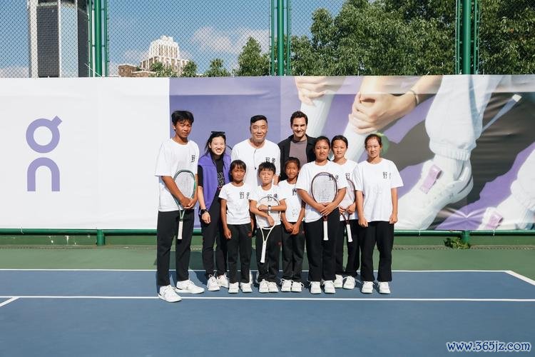 费德勒现身上海见面会 与云南网球少年共圆梦想